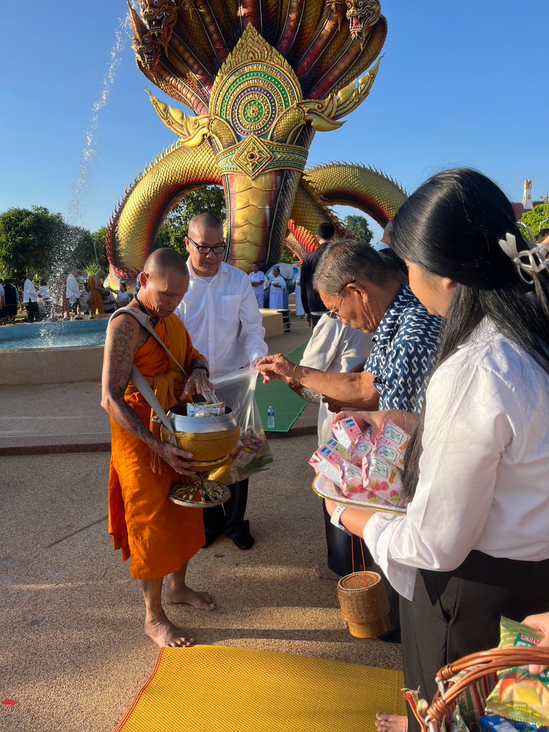 title - “ครอบครัวหิ้วตะกร้า อุดหนุนชุมชน” ณ วัดโพธาราม 
